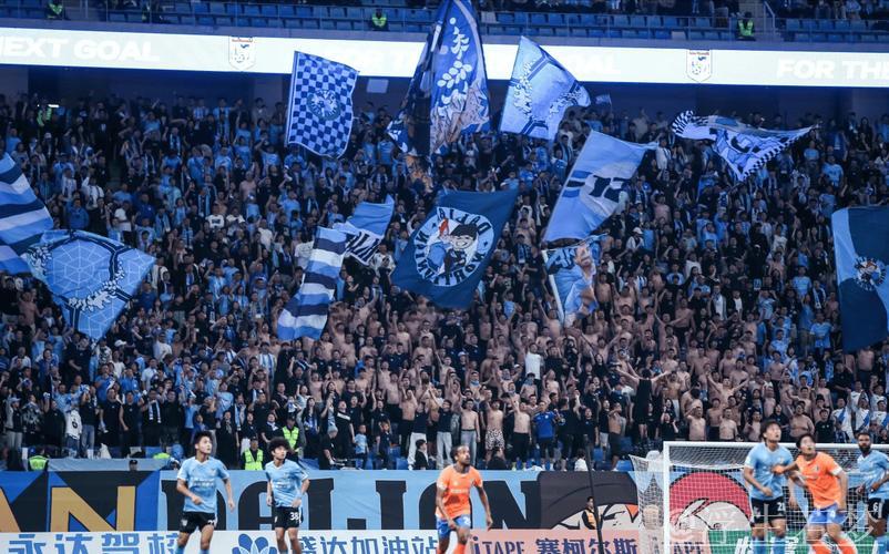 大连球市火爆再现,6万人涌入球场观赛 大连球市火爆再现,6万人涌入球场观赛