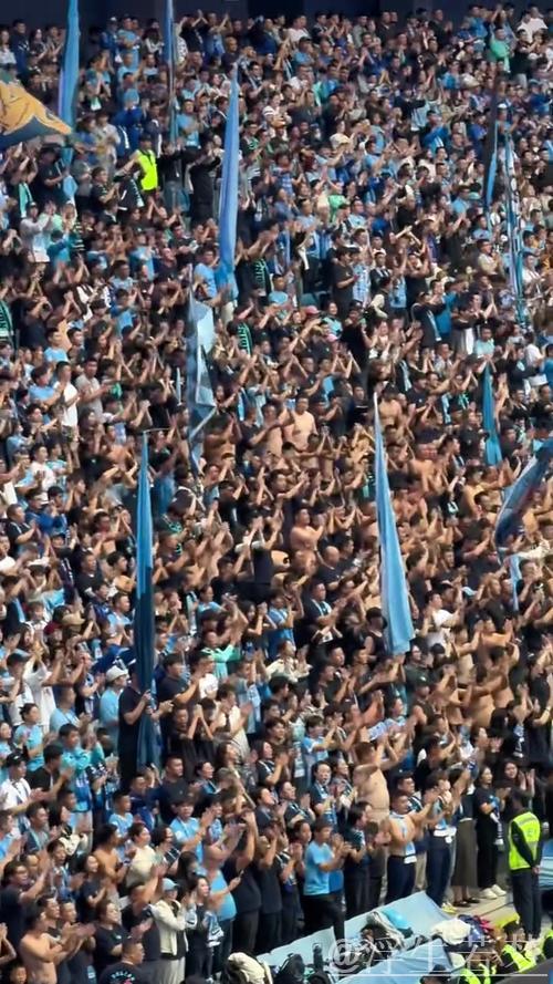 大连球市火爆再现,6万人涌入球场观赛 大连球市火爆再现,6万人涌入球场观赛